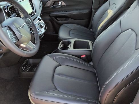 New 2026 Chrysler Pacifica Select AWD/4WD image 12