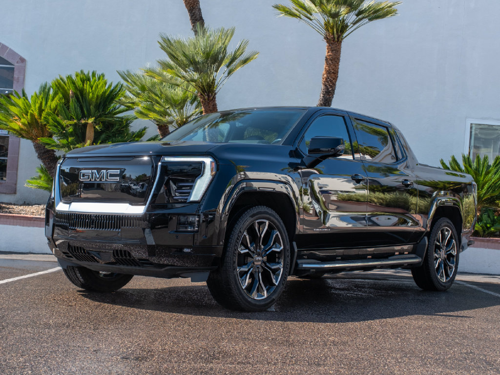 Used 2025 GMC Sierra EV Denali AWD/4WD image 1