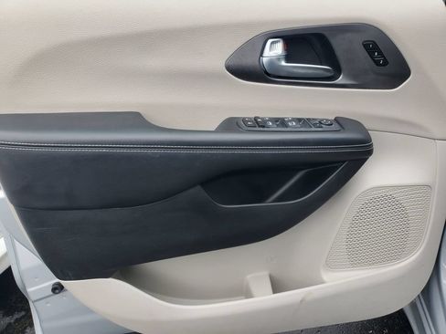 Used 2023 Chrysler Pacifica Touring-L FWD image 9