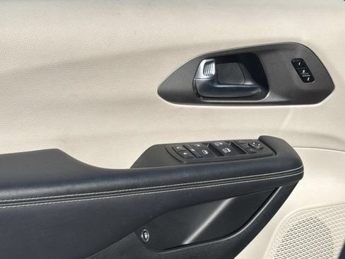 Used 2023 Chrysler Pacifica Touring-L FWD image 16