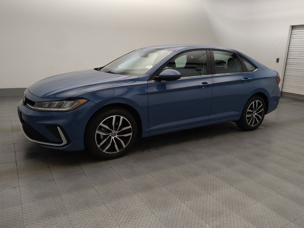 Used 2025 Volkswagen Jetta SE FWD image 2