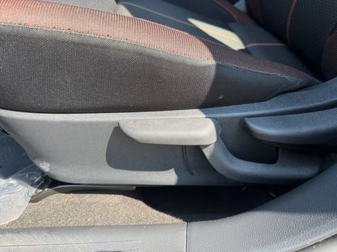 Used 2022 Nissan Versa SR FWD image 17