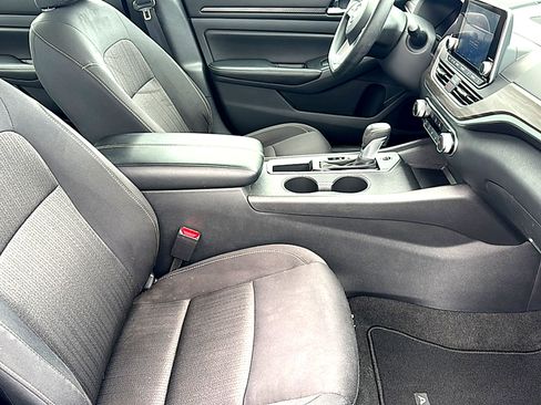Used 2025 Nissan Altima 2.5 SV FWD image 23