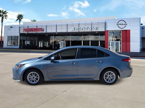 Used 2022 Toyota Corolla LE image 2