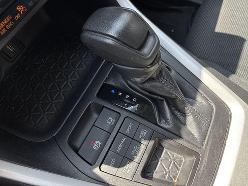 Used 2021 Toyota RAV4 LE AWD/4WD image 18