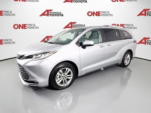 Certified 2021 Toyota Sienna Limited FWD image 4
