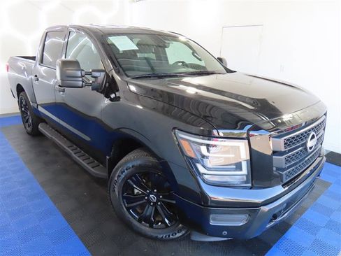 Used 2023 Nissan Titan SV w/ SV Convenience Package image 5