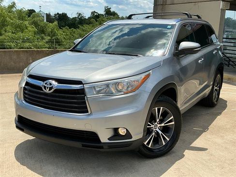 Used 2016 Toyota Highlander XLE AWD/4WD image 2