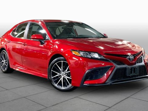 Used 2023 Toyota Camry SE w/ Cold Weather Package AWD/4WD image 3