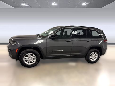 Used 2025 Jeep Grand Cherokee Laredo RWD image 2