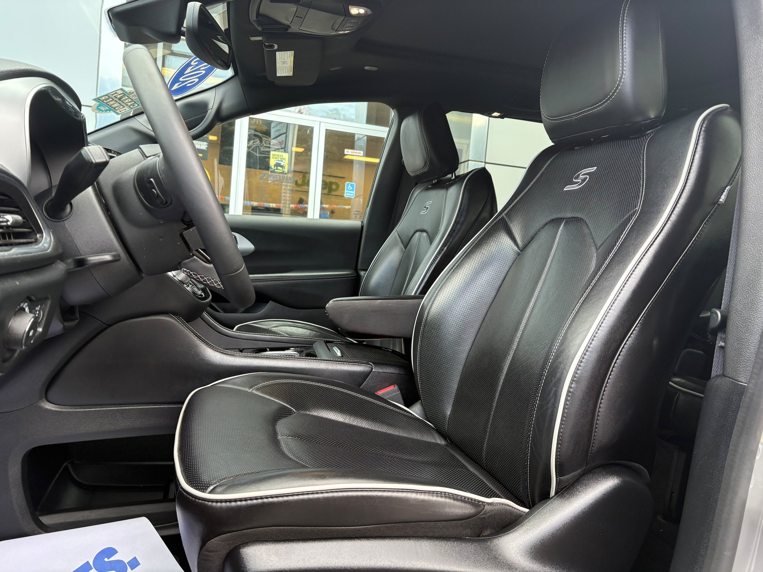 Certified 2025 Chrysler Pacifica Limited FWD image 17