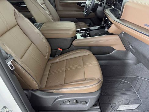 Used 2025 Chevrolet Suburban High Country AWD/4WD image 11