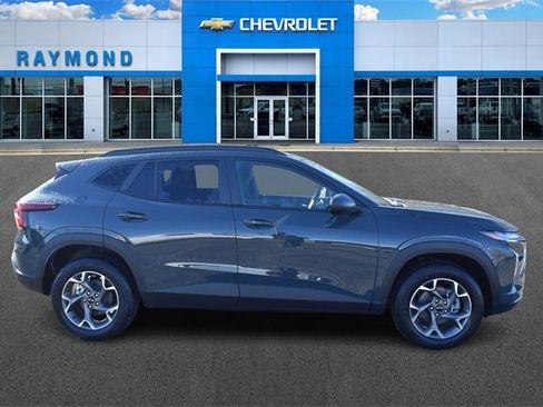 New 2026 Chevrolet Trax LT w/ Sunroof Package image 2