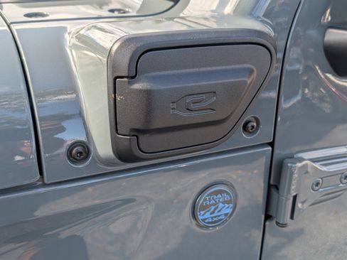 Used 2025 Jeep Wrangler Willys image 5