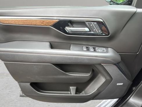 Used 2025 Chevrolet Tahoe High Country AWD/4WD image 17