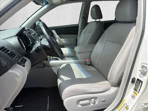 Used 2013 Toyota Highlander SE FWD image 10