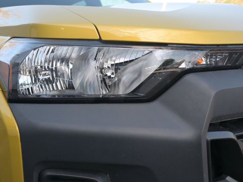 Used 2023 Chevrolet Colorado Trail Boss w/ Technology Package image 11