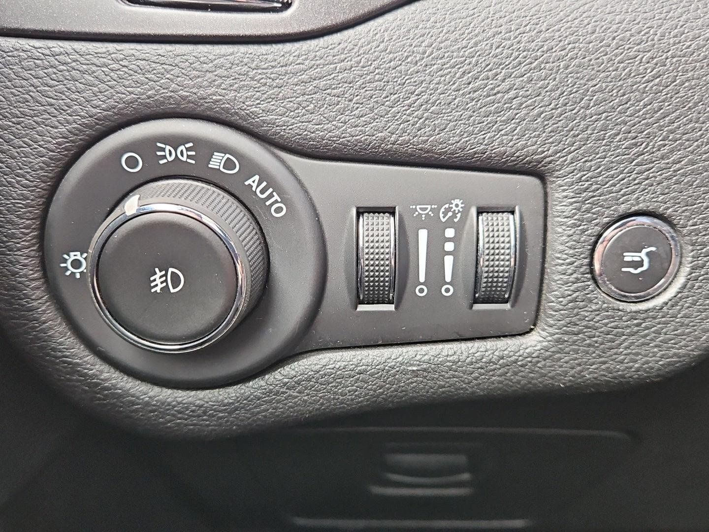 Used 2019 Jeep Cherokee Trailhawk w/ Comfort/Convenience Group AWD/4WD image 28