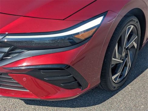 Used 2024 Hyundai Elantra Limited image 9