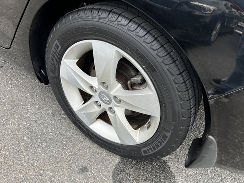 Used 2013 Hyundai Elantra GLS w/ Preferred Pkg FWD image 12