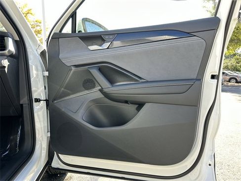 New 2025 Volkswagen Tiguan SE image 23