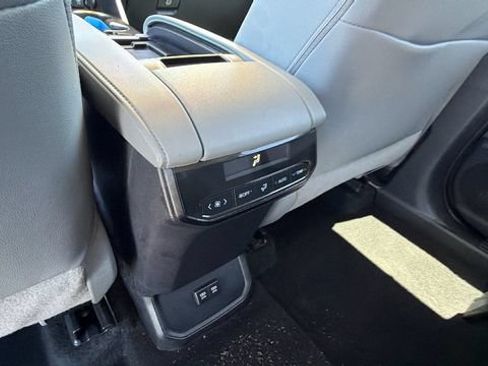 Used 2021 Toyota Highlander XLE AWD/4WD image 18