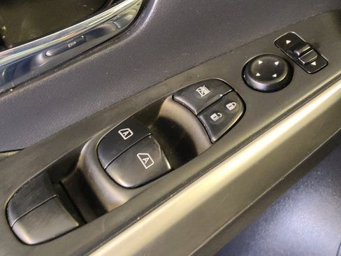 Used 2018 Nissan Kicks SR w/ Premium Package FWD image 27