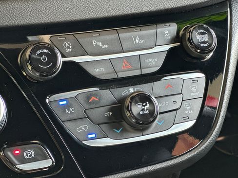 Used 2025 Chrysler Pacifica Select FWD image 21