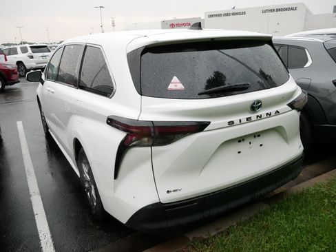 Certified 2025 Toyota Sienna LE FWD image 5