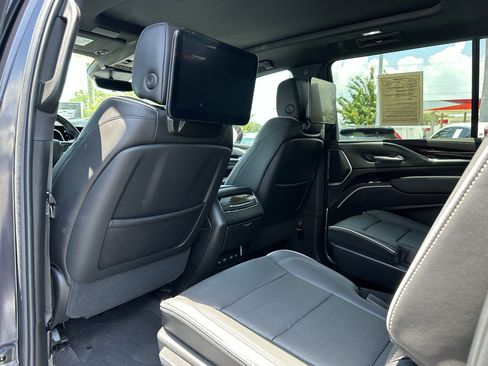 Used 2023 Cadillac Escalade ESV Premium Luxury AWD/4WD image 16