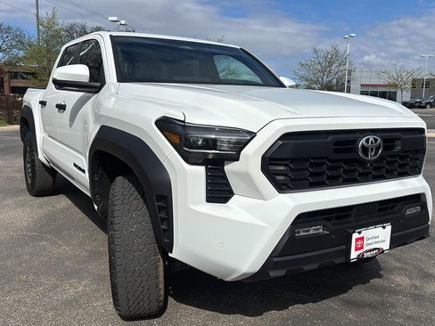 Used 2025 Toyota Tacoma TRD Off-Road w/ TRD Off Road Premium Package AWD/4WD image 7
