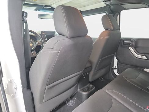 Used 2017 Jeep Wrangler Unlimited Sahara w/ Connectivity Group AWD/4WD image 10