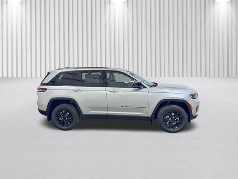 New 2025 Jeep Grand Cherokee Laredo image 3
