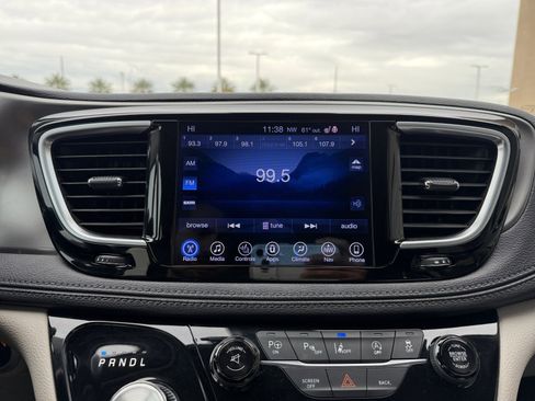 Used 2017 Chrysler Pacifica Limited w/ UConnect Theater Package image 12