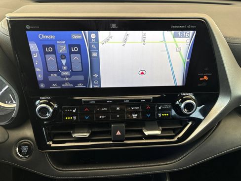 Used 2022 Toyota Highlander Limited FWD image 25