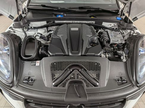 Certified 2025 Porsche Macan S AWD/4WD image 27