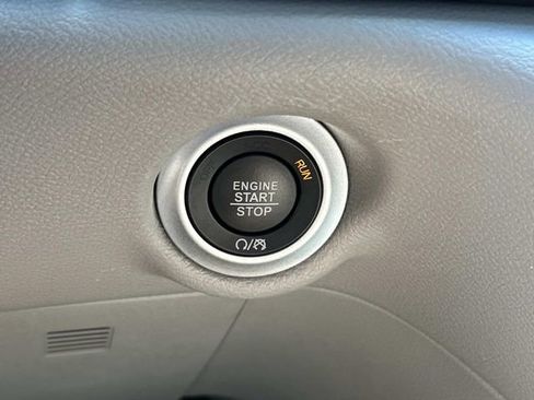 Used 2024 Chrysler Pacifica Touring-L FWD image 34