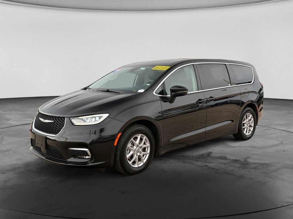 Used 2023 Chrysler Pacifica Touring-L FWD image 4