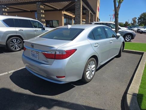 Used 2015 Lexus ES 300h w/ Navigation System Package FWD image 11