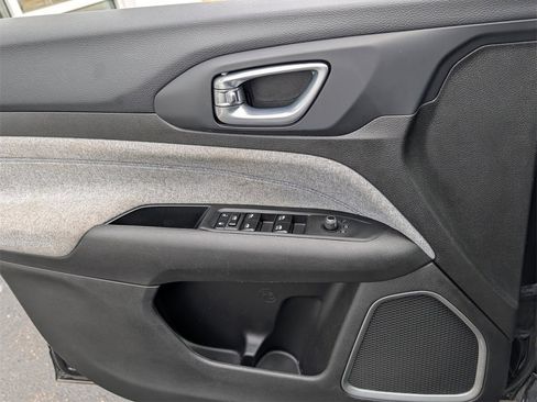 Used 2024 Jeep Compass Latitude image 20