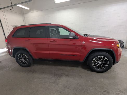 Used 2017 Jeep Grand Cherokee Trailhawk w/ Trailhawk Luxury Group AWD/4WD image 3