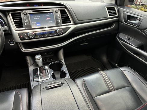Used 2019 Toyota Highlander SE w/ Nightshade Edition AWD/4WD image 20