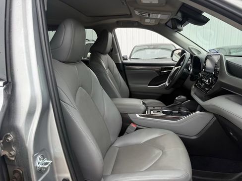 Used 2022 Toyota Highlander Limited FWD image 32