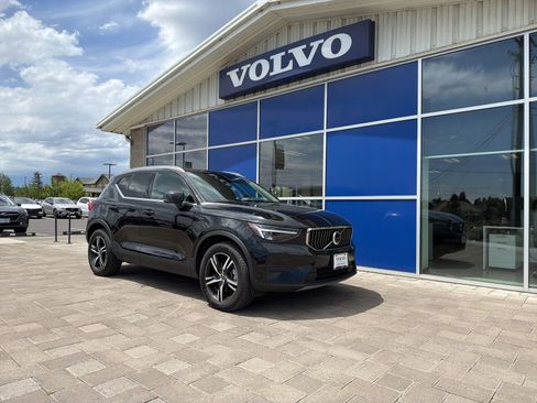Used 2025 Volvo XC40 B5 Core AWD/4WD image 1