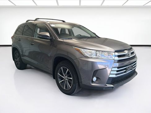 Used 2018 Toyota Highlander XLE FWD image 3