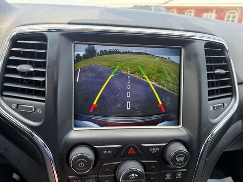 Used 2018 Jeep Grand Cherokee Altitude AWD/4WD image 15