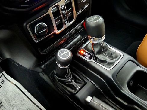 Used 2022 Jeep Wrangler Unlimited Sahara w/ Cold Weather Group AWD/4WD image 15