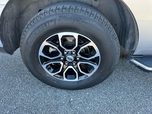 Used 2023 Ford Expedition XLT image 5