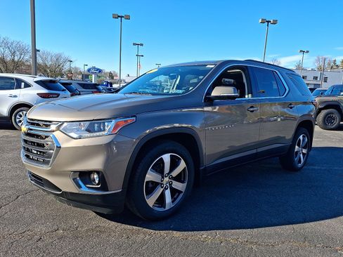Used 2020 Chevrolet Traverse LT w/ LT Premium Package image 3