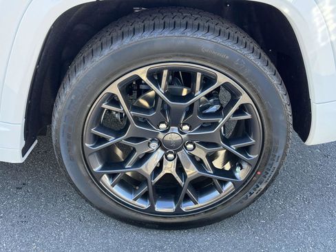 New 2025 Jeep Grand Cherokee Summit image 25